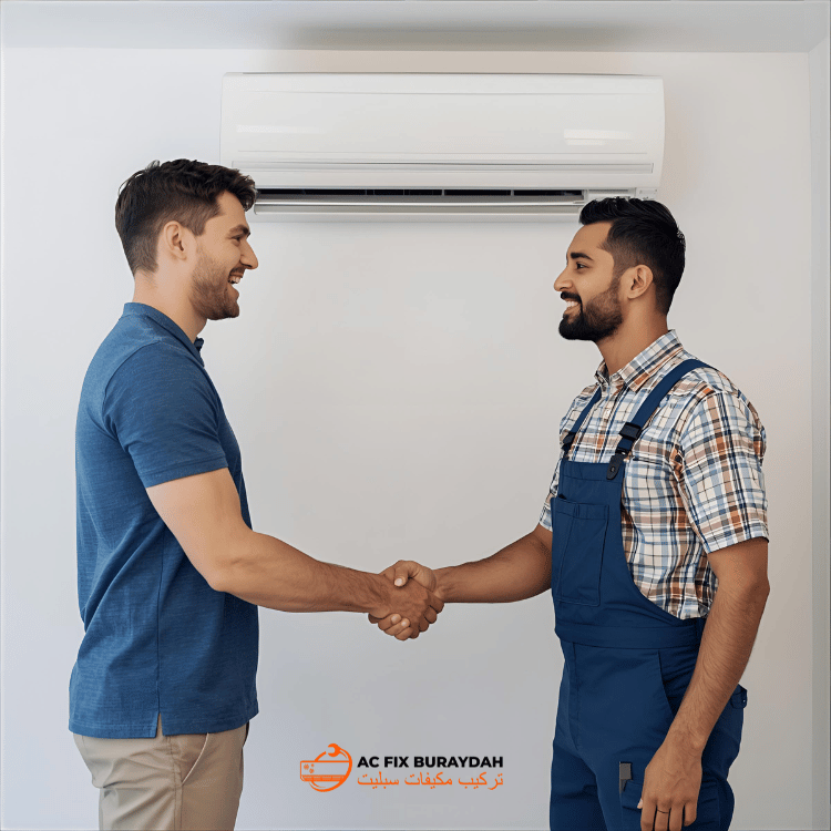 العميل يصافح فني إصلاح مكيف الهواء