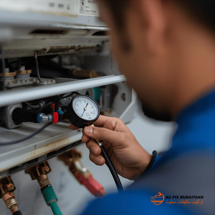 صورة مقربة لفني يستخدم مقياس الضغط لفحص غاز التيار المتردد وإعادة تعبئته، مع ظهور الأدوات الحديثة