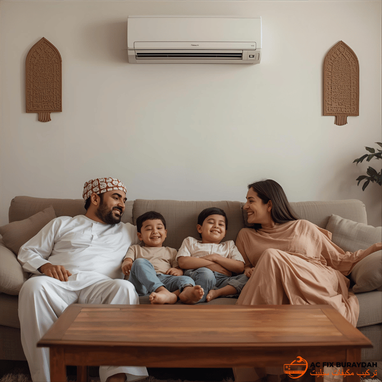 عائلة عربية تسترخي بشكل مريح في غرفة المعيشة تحت مكيف الهواء العامل، تعبيرات سعيدة، ديكور عربي