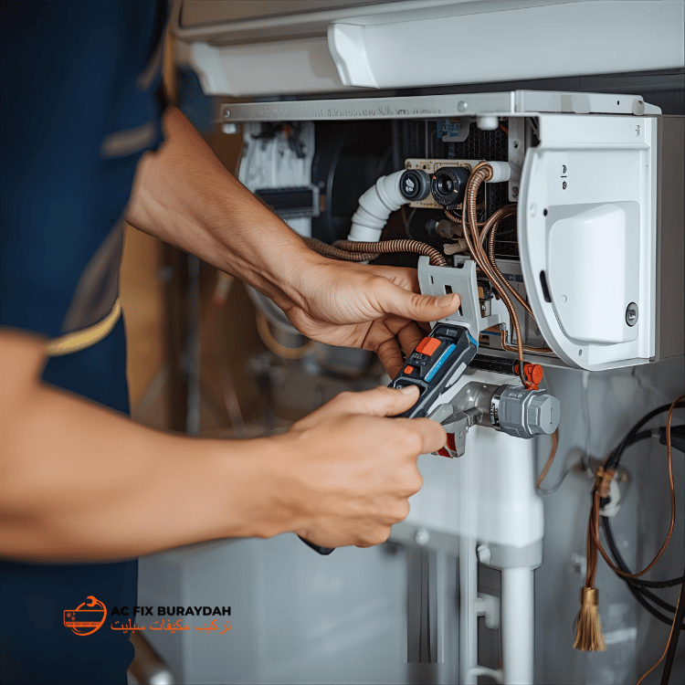 فني معتمد يقوم بإصلاح وحدة تكييف سبليت مثبتة على الحائط في منزل سعودي، باستخدام الأدوات ومعدات السلامة