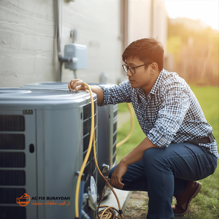متخصص في أنظمة التدفئة والتهوية وتكييف الهواء يفحص ضاغط مكيف الهواء في الهواء الطلق خلال فصل الصيف، وتأثير الضباب الحراري،