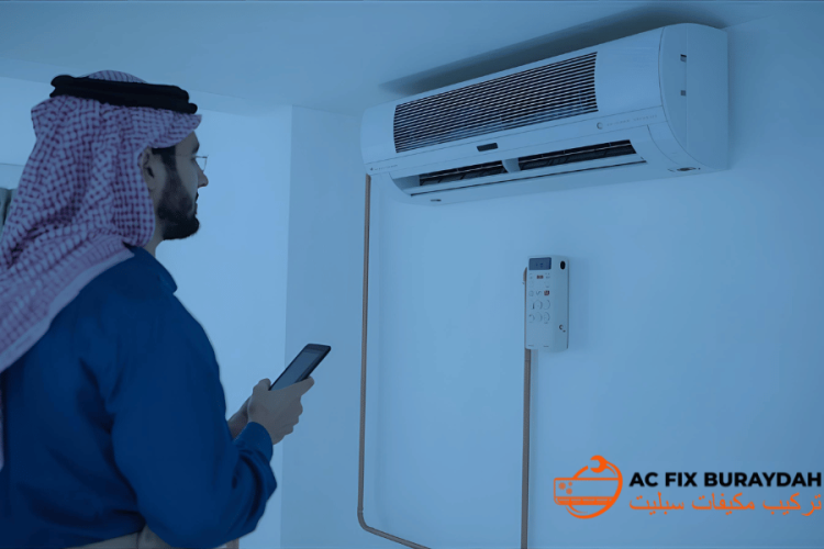 صاحب منزل سعودي يشاهد فني تكييف يُركّب نظام تكييف ميتسوبيشي مخفي في غرفة المعيشة