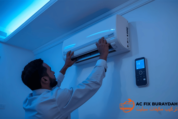 فني سعودي يُركّب مكيف هواء سبليت دايكن إنفرتر داخل فيلا فاخرة بحي السلام