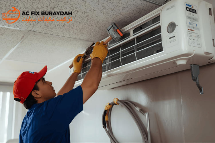 فنيون يقومون بتنظيف مكيفات الهواء المثبتة على الحائط من شركة Gree في إحدى المدارس